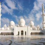 Величественная Симфония Архитектуры и Верования: Мечеть Шейха Зайда в Абу-Даби